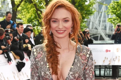 Eleanor Tomlinson: zwischen Talent, Charisma und Vielseitigkeit