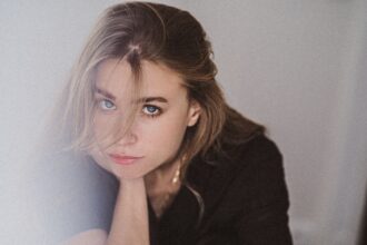 Jeanne Goursaud: Schauspielerin auf dem Weg an die Spitze